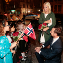 The Crown Prince and Crown Princess were greeted by Rebecca (10), Margrethe (8), Hedda (6) and Selma (4) when they arrived at their hotel in Hanoi. Photo: Lise Åserud / NTB scanpix